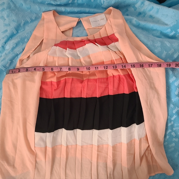 Keyhole Back Sleeveless Top - Picture 6 of 8